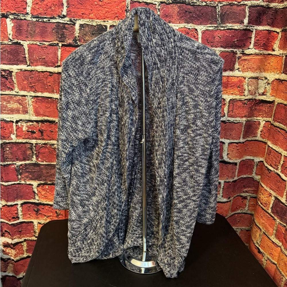 Barely Worn Dressbarn Women’s Gray Knit Cardigan Size M Item #PHK6455